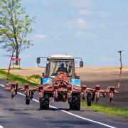 Nearly half of road accidents involving agricultural vehicles happens between May and September